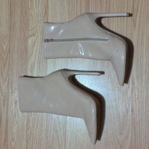 FINAL PRICE Steve Madden Wagner Ankle Boots 6 Beige Nude Patent Faux Leather Y2K